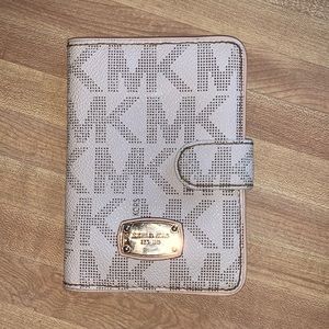 Michael Kors wallet (GUC)
